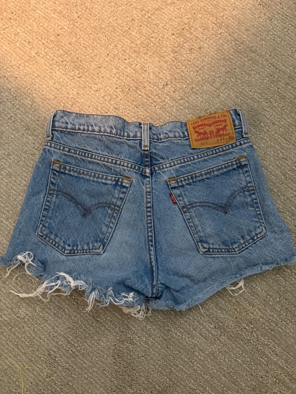 Vintage Levi’s 505 Cut-Off Denim Shorts – W44 L30 – Light Wash